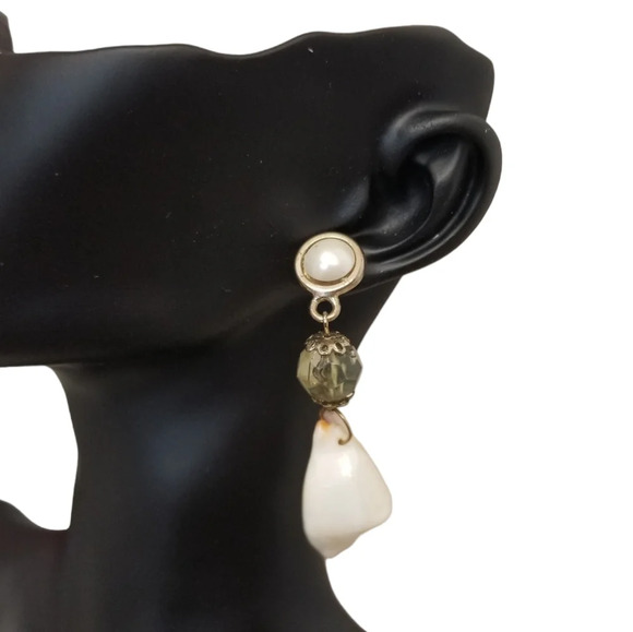 NWOT BOHO SEASHELL, GLASS BEAD & FAUX PEARL DROP STYLE EARRINGS - Picture 3 of 6